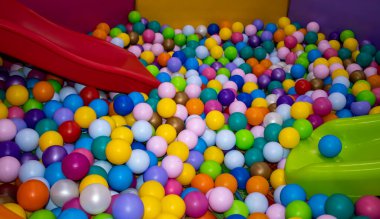 Oyun alanı, çocuklar spor oyun kompleksinin kaydırağında eğlenebilirler. Renkli Toplar, Merdivenler, Halatlar, İpler ve Kaydıraklarla Kuru Havuz. Çocuk Spor Egzersizleri. Çocuklar için beden eğitimi. Sağlık kavramı.