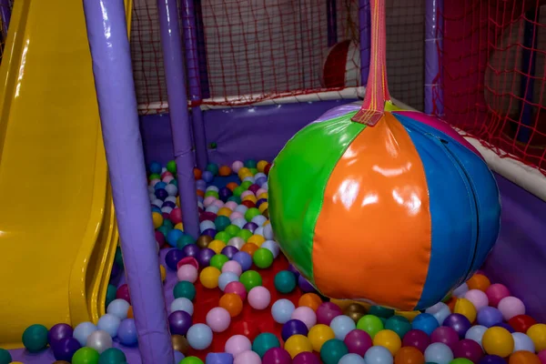 Oyun Alanı Çocuklar Spor Oyun Kompleksinin Kaydırağında Eğlenebilirler Renkli Toplar — Stok fotoğraf