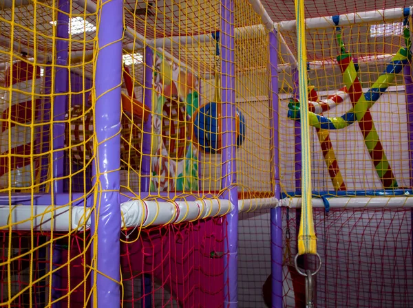 在运动场上 孩子们可以在体育场馆的滑梯上玩乐 带有彩色球 绳索和滑道的干水池 儿童体育锻炼 儿童的体育教育 健康概念 — 图库照片