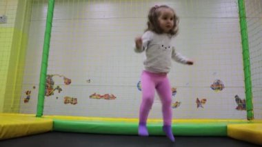 Küçük şirin kız parkta trambolinde zıplıyor. Çocuk Spor Egzersizleri. Çocuklar için beden eğitimi. Sağlık kavramı. 