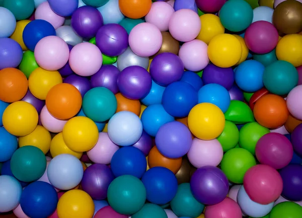 어린이들의 플레이 수많은 색깔의 플라스틱 색깔의 기구들이 줄지어 — 스톡 사진