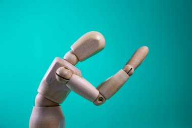 Tanrı 'ya dua ederken ellerinizi sımsıkı tutun. İnsanlar daha iyi bir hayata sahip olmak isteyenler için Tanrı 'nın kutsaması için dua ediyor. Bağışlama ve İyiliğe İnanç kavramı. Mavi Arkaplanda Tahta Adam.