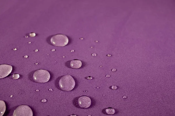 紫色背景下的水滴的绝妙美丽宏观照片 美丽的透明雨滴 复制空间 色彩艳丽的自然形象 自然的概念 — 图库照片