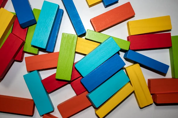 Çocuklar için Ekolojik Malzeme Oyunları 'ndan renkli tahta figürler. Işık Masasında Küp Koleksiyonu. Metin için Boşluğu Kopyala. Oyun Arkaplanı. Masa oyunları.