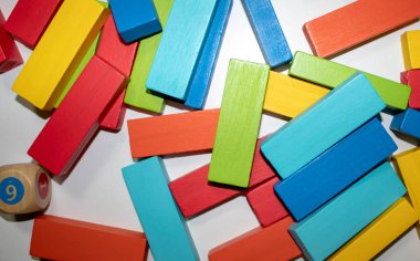 Masa oyunları. Çocuklar için Ekolojik Malzeme Oyunları 'ndan renkli tahta figürler. Işık Masasında Küp Koleksiyonu. Metin için Boşluğu Kopyala. Oyun Arkaplanı.