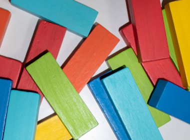 Çocuklar için Ekolojik Malzeme Oyunları 'ndan renkli tahta figürler. Işık Masasında Küp Koleksiyonu. Metin için Boşluğu Kopyala. Oyun Arkaplanı. Masa oyunları.