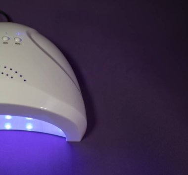 UV Nail Lambası. Çeşitli Amaçlar İçin UV Işıklı Özel UV Lambaları. Manikürlü Nails in UV lamp in Beauty Salon. Işık terapisi, fototerapi..