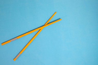 Sushi için yemek çubukları Mavi Arka plan Kopya Alanı 'nda. Japon Chopsticks Sushi 'si Mavi Işık Taşı' nın Arkaplanı 'nda. Yukarıdan bak. Metnin için Boş Alan.
