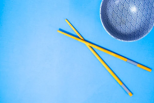 Chopsticks Sushi Com Placas Molho Soja Espaço Cópia Fundo Azul — Fotografia de Stock