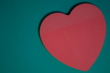 Kağıt Kalp Arkaplan, Kırmızı Kağıt Kalp Mavi Üzerinde Gölge, Renkli Aşk Sözcükleri Arkaplanı. Sevgililer Günü Tasarım Konsepti.