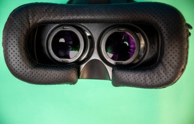 Mavi Arkaplanda Siyah Sanal Gerçeklik Kaskı. 3d 360 vr Yenilikçi Kamera Gözlüğü. Artırılmış Gerçeklik Teknolojisi, Arka plan, Yakın Görüş. Sanal Konsept.