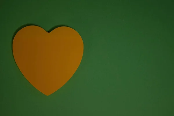 紙の心の背景 影と緑の上の赤い紙の心 色の背景に 愛の言葉のためのコピースペースと バレンタインデーのデザインコンセプト — ストック写真