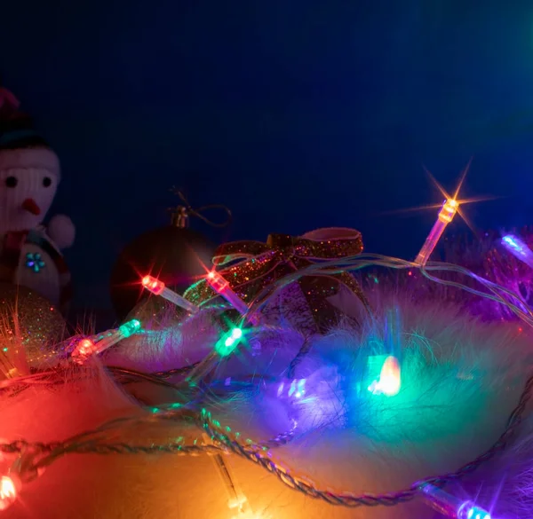 Weihnachtsdekoration Nahaufnahme Mit Leuchtenden Bunten Lichtern Bunte Weihnachtsbeleuchtung Auf Blauem — Stockfoto