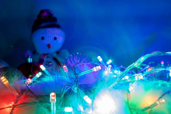 Garland Close Luminous Lanterns Background Snowman 갈랜드 스노먼 가까이 배경에 — 스톡 사진