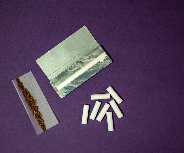 Droge Tabak Rolpapier Filters Een Paarse Achtergrond Fijngesneden Tabaks Rookfilters — Stockfoto