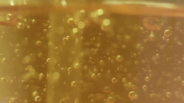 Olie Geel Gouden Schaduw Met Neer Bewegende Bubbels Begrepen Ruimte — Stockvideo