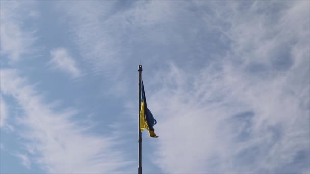 Bandeira Ucraniana Fundo Céu Azul Zhytomyr Durante Guerra Projecto Vladimir — Vídeo de Stock