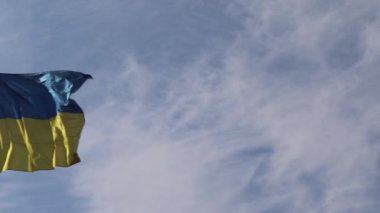 Savaş sırasında Zhytomyr 'de Mavi Gök' ün Arkasında Ukrayna Büyük Ulusal Bayrağı vardı. Ukrayna 'daki savaş. Yaşasın Ukrayna. Barış Konsepti.