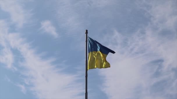 Bandeira Nacional Ucraniana Fundo Céu Azul Zhytomyr Durante Guerra Projecto — Vídeo de Stock