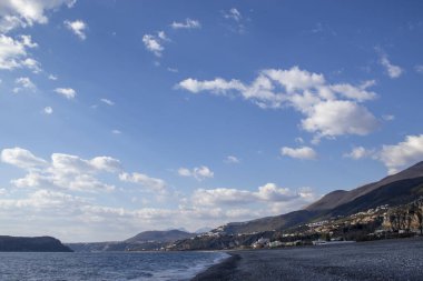 Güney İtalya 'da yaz aylarında dağlar ve deniz bir arada. Güzel bir ülkede tatil yapmak. Seyahat kavramı.