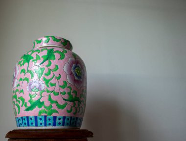 Beyaz arka planda izole edilmiş İtalyan vazosu. Evinde bir süs olan vazo.