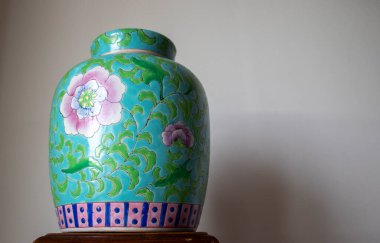 Beyaz arka planda izole edilmiş İtalyan vazosu. Evinde bir süs olan vazo.