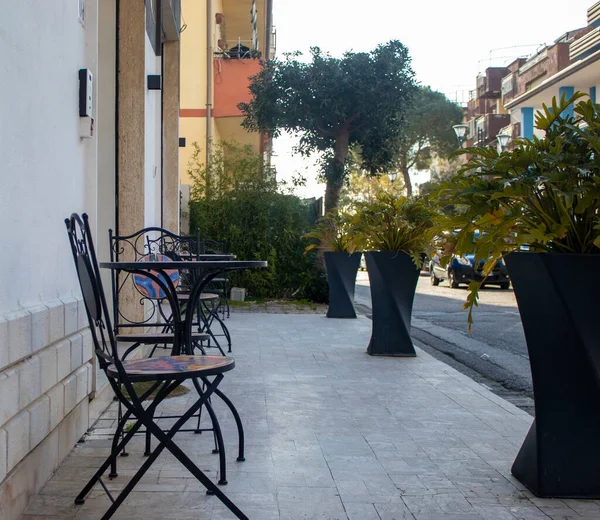 在意大利的一家旅馆外面 没有人坐着桌子和椅子 检疫情况 — 图库照片