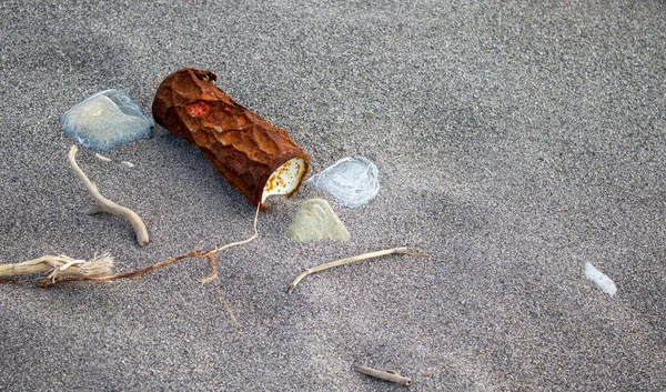 Uma Lata Metal Praia Problema Ecológico Mundo Eliminação Resíduos Ambientes — Fotografia de Stock