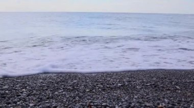 Sahil Dalgaları. Su altyapısı. Tropikal bir denizin sahilinde dalgalar.
