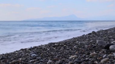 Sahil Dalgaları. Su altyapısı. Tropikal bir denizin sahilinde dalgalar.