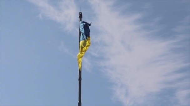 戦争中 ウクライナの大きな国旗がジトマイアーの青空を背景に掲揚された ウクライナ戦争 ウクライナへの栄光 平和の概念 — ストック動画