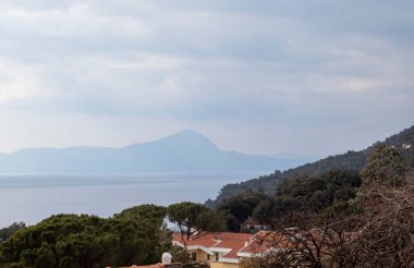 Güney İtalya 'da yaz aylarında dağlar ve deniz bir arada. Güzel bir ülkede tatil.