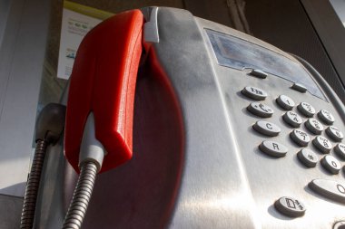 Ankesörlü telefon. İtalya 'da bir tren istasyonunda kırmızı tüplü telefon. Telekomünikasyon