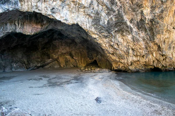 İtalya sahilindeki mağaranın manzarası. Tırmık Denizi 'nin mağarasının kemeri. Kıyıdan deniz kenarındaki inanılmaz kayalar.