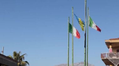 Bayrak direğindeki Avrupa bayrakları rüzgarda dalgalanıyordu. Güneşli bir günde Ukrayna ve İtalyan bayrakları dalgalanıyor.