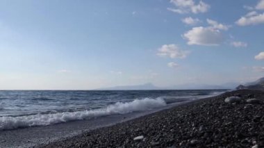Sahil Dalgaları. Su altyapısı. Tropikal bir denizin sahilinde dalgalar.
