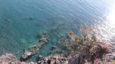 Mavi ve Turkuaz Denizi ve Taş Sahili 'nin arka planına karşı Körfez Sahilindeki Doğal Lüks Yolculuk.