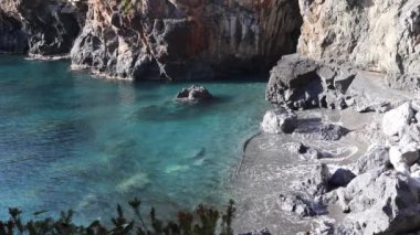 İtalya, Calabria 'daki Mavi ve Turkuaz Tyrhenian Denizi ve Taş Sahili' ne karşı Körfez Kıyısında Doğal Lüks Seyahat.