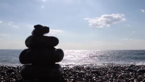 Koncepcja Równowagi Harmonii Kamienie Plaży Przyrodzie Piramida Kamieni Plaży Kamyków — Wideo stockowe