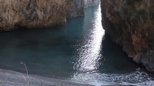 Vista Mare Una Grotta Una Spiaggia Italia Arco Della Grotta — Video Stock
