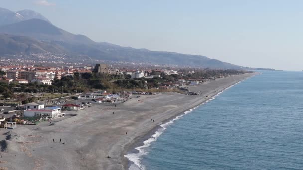 Άποψη Της Παραλίας Από Ψηλά Sea Surf Και Empty Sea — Αρχείο Βίντεο