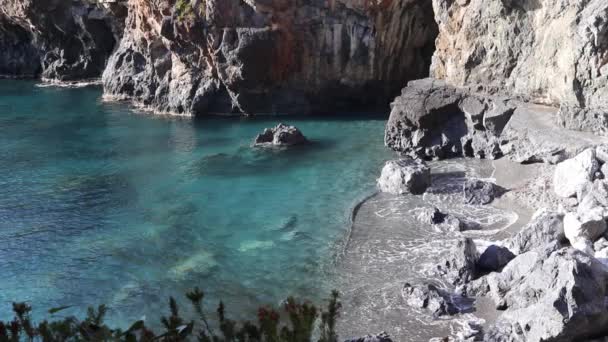 イタリア カラブリア州の青とターコイズのティレニア海と石のビーチに対する湾のビーチでの自然高級旅行 — ストック動画