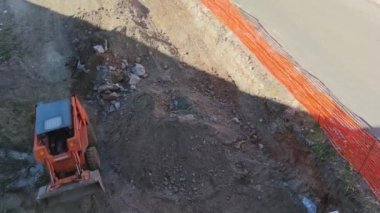 Servis şirketi, Ofis Avlusu 'nu ve oyun alanını Stones and Earth' ten temizliyor. Flatbed Loader ile Mini Temizleme Traktörü Kova ile Temizlik Yolu. Otopark Alanı Hazırlanıyor.