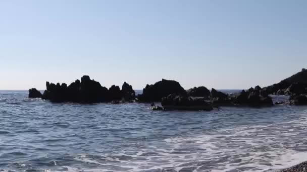 Widok Fale Oceanu Uderzające Skały Naturalne Chlapanie Morza Kamienna Plaża — Wideo stockowe