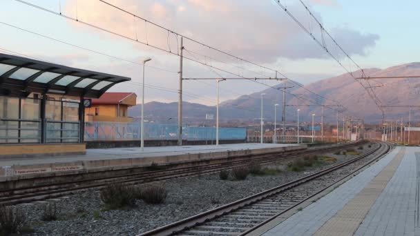 Esperando Que Llegue Tren Transporte Público Italia Tren Acerca Contra — Vídeos de Stock