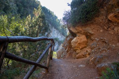 Dağlarda yürüyüş parkuru. İtalya 'daki Rocky Dağları' ndaki Güneşli Yürüyüş Yolu 'nun muhteşem manzarası. Turizm ve Seyahat kavramı.