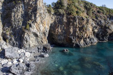 İtalya, sahil manzaralı. Tyrhenian Denizi 'nde Rock. Praia köyü ve ünlü turistik mekanlar, Calabria. Yaz yolculuğu konsepti.