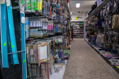 İtalya, Scalea - 15 Mart 2022: Okul ve ofis için kırtasiyeli koridor, bir hırdavatçıda çeşitli mallar. Yılda bir milyondan fazla ziyaretçisi olan büyük bir ev geliştirme mağazası. Teslimat konsepti.