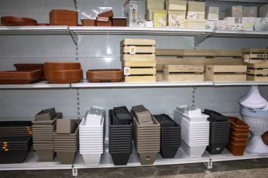 İtalya, Scalea - 15 Mart 2022: Bahçe, sebze bahçesi, tohumlar için saksılar, bir hırdavatçıda saksılar. Yılda bir milyondan fazla ziyaretçisi olan büyük bir ev geliştirme mağazası. Teslimat konsepti.