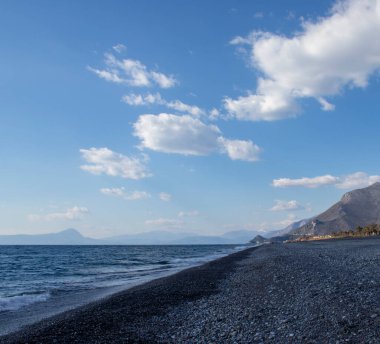 Güney İtalya 'da yaz aylarında dağlar ve deniz bir arada. Güzel bir ülkede tatil yapmak. Seyahat kavramı.